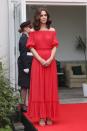 <p>Kate als „Lady in Red“ bei einer Gartenparty in Berlin – das schulterfreie Kleid im Bardot-Stil stammt von Alexander McQueen. Dazu kombinierte sie zarte Sandalen von Prada. (Bild: PA </p>