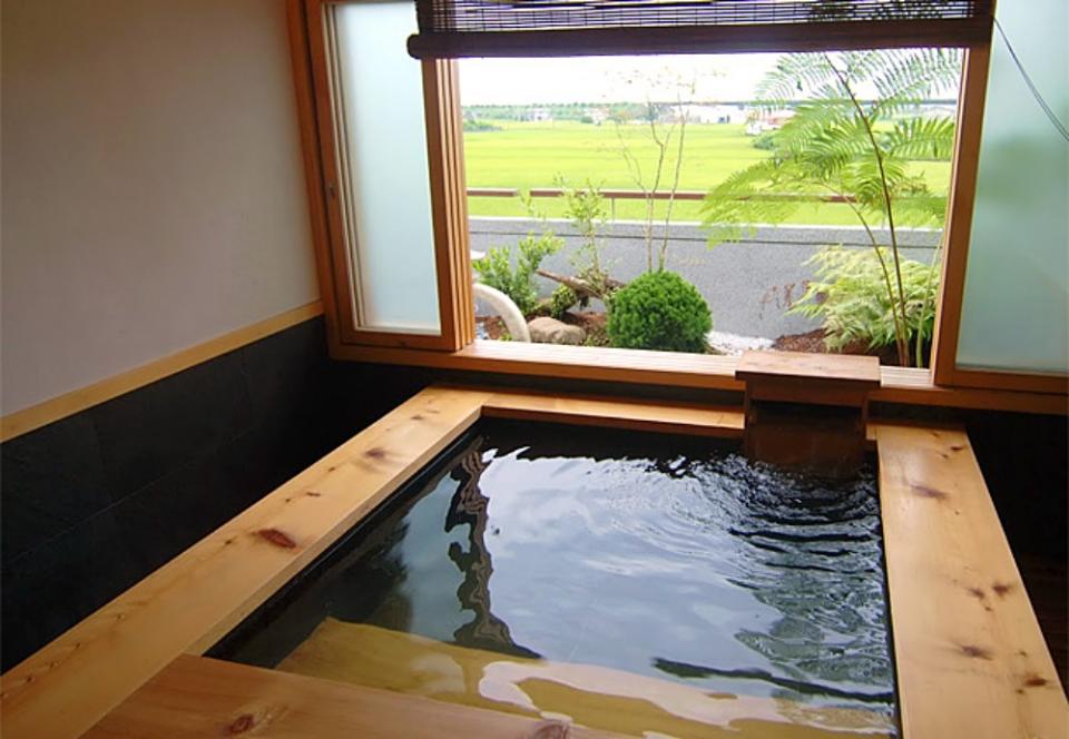 檜木風呂面向窗外蘭陽平原，多麼享受。（圖片來源：大漁日和官網）