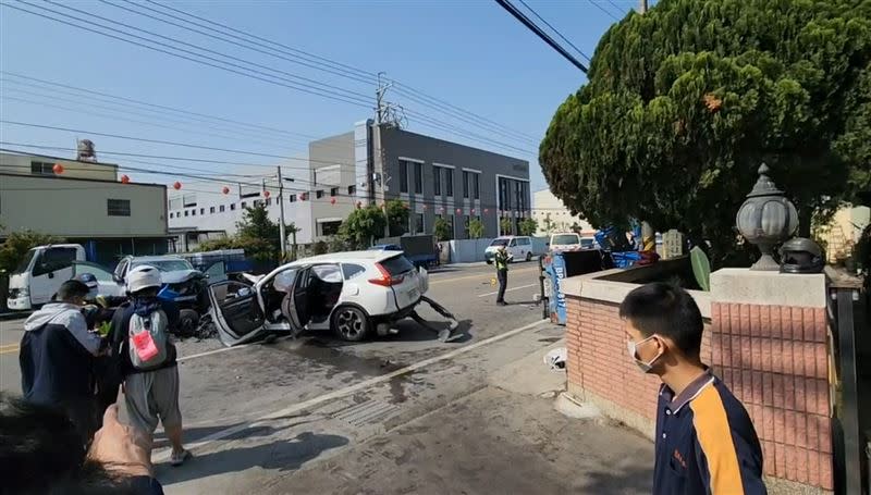 彰化埔心鄉員鹿路五段發生4車連環追撞車禍，共有2男2女受到輕重傷送醫。(圖／翻攝畫面)