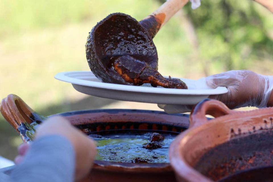 Rosa Hernández, mixteca, quien es cofundadora del Colectivo Sabor a Mi Tierra, compartió su conocimiento culinario ancestral sobre el mole mixteco durante Cocina cultural: ‘el sabor del hogar: cada platillo cuenta una historia’ a finales del mes de abril en Madera.