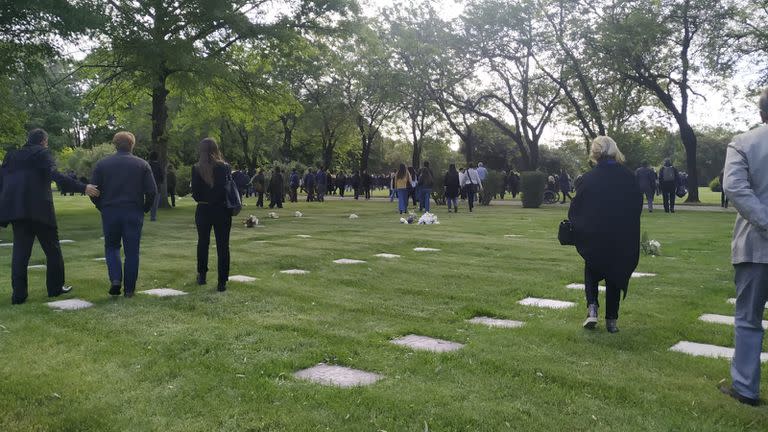 Amigos y familiares en el cementerio