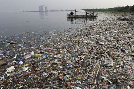 Fishermen prepare to fish, amidst floating garbage off the shore of Manila Bay during World Oceans Day in Paranaque, Metro Manila in this June 8, 2013 file photo. REUTERS/Erik De Castro