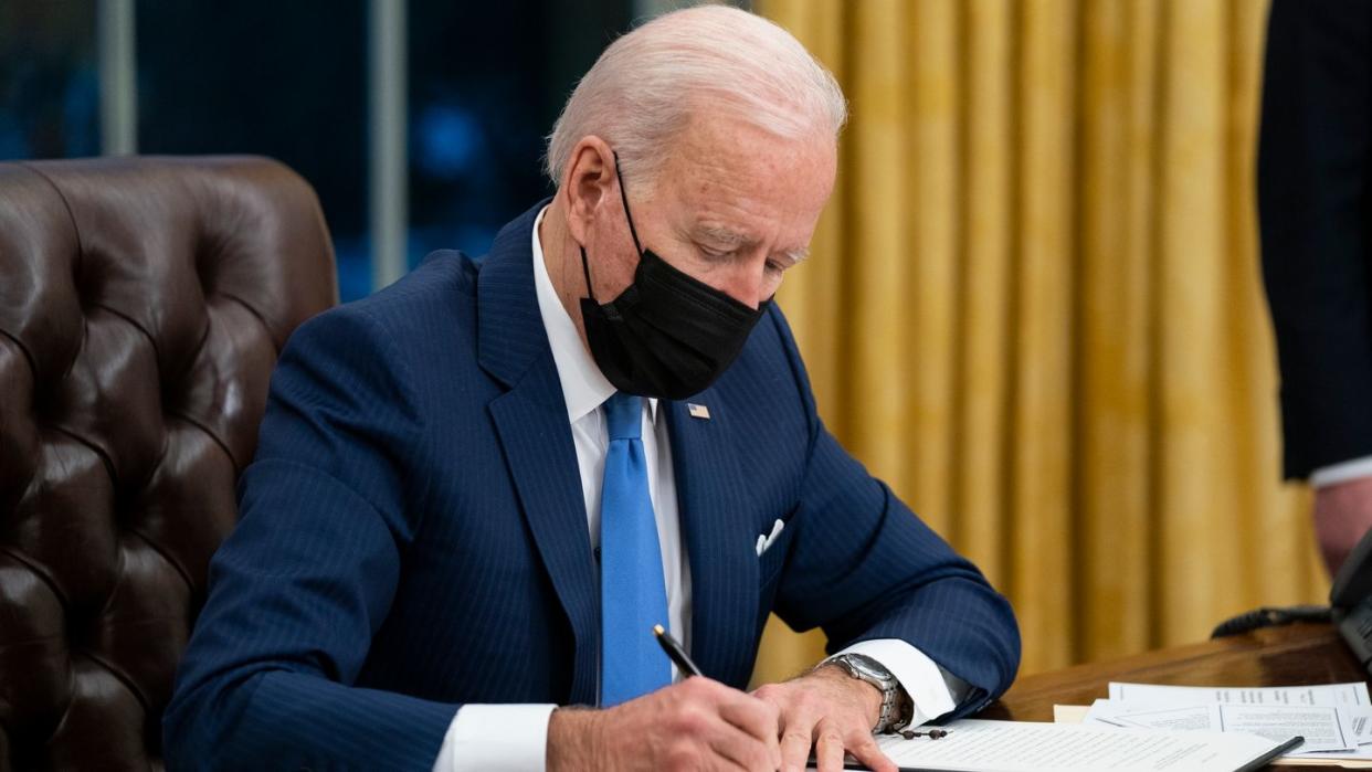 US-Präsident Joe Biden unterzeichnet eine Verfügung zur Einwanderung im Oval Office des Weißen Hauses.