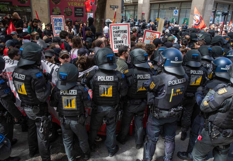 Police units clash with demonstrators during the Revolutionary May Day demonstration in Stuttgart city center. Christoph Schmidt/dpa