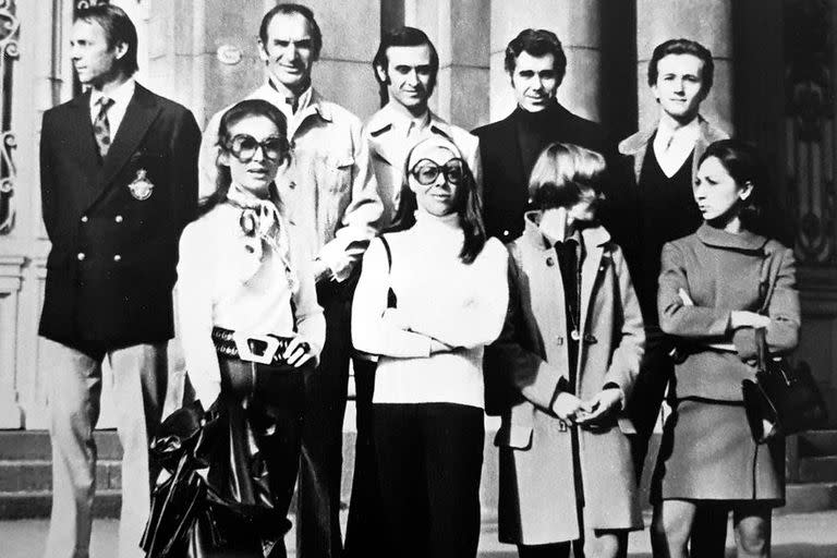 En la puerta del teatro: José Neglia, Carlos Schiaffino, Carlos Santamarina, José Zambrana y Rubén Astanga (fila superior, de izquierda a derecha); Sara Bochkovsky, Norma Fontenla, Margarita Fernández y Marta Raspanti (abajo)
