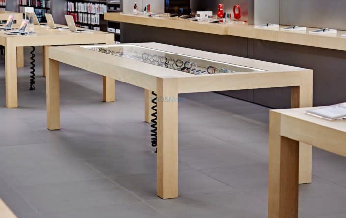 ▲蘋果店內的試戴陳列桌，需要店內員工專屬的RFID感應器才能開啟。