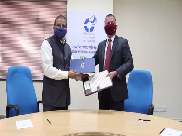 (Right to Left) IIM Director  Himanshu Rai signed MoU with MPIDC chairman Sanjay Kumar Shukla. (Photo/ANI)