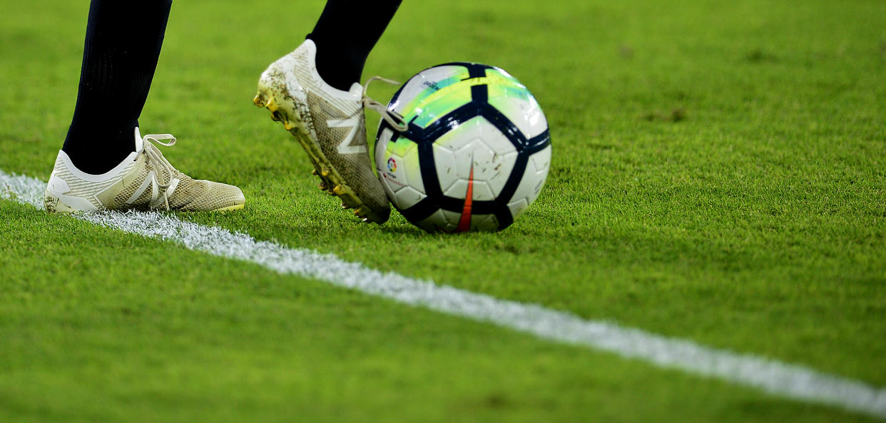 Sevilla's midfielder Jesus Navas kicks the ball during the Spanish league football match Sevilla FC vs Las Palmas at the Ramon Sanchez Pizjuan stadium in Sevilla on September 20, 2017. / AFP PHOTO / CRISTINA QUICLER        (Photo credit should read CRISTINA QUICLER/AFP via Getty Images)