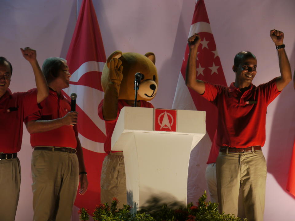 The SDP’s mascot, Danny the Democracy Bear greets the crowd at the party's rally in Commonwealth on Thursday, 28 April. (Yahoo! photo/ Faris Mokhtar) 