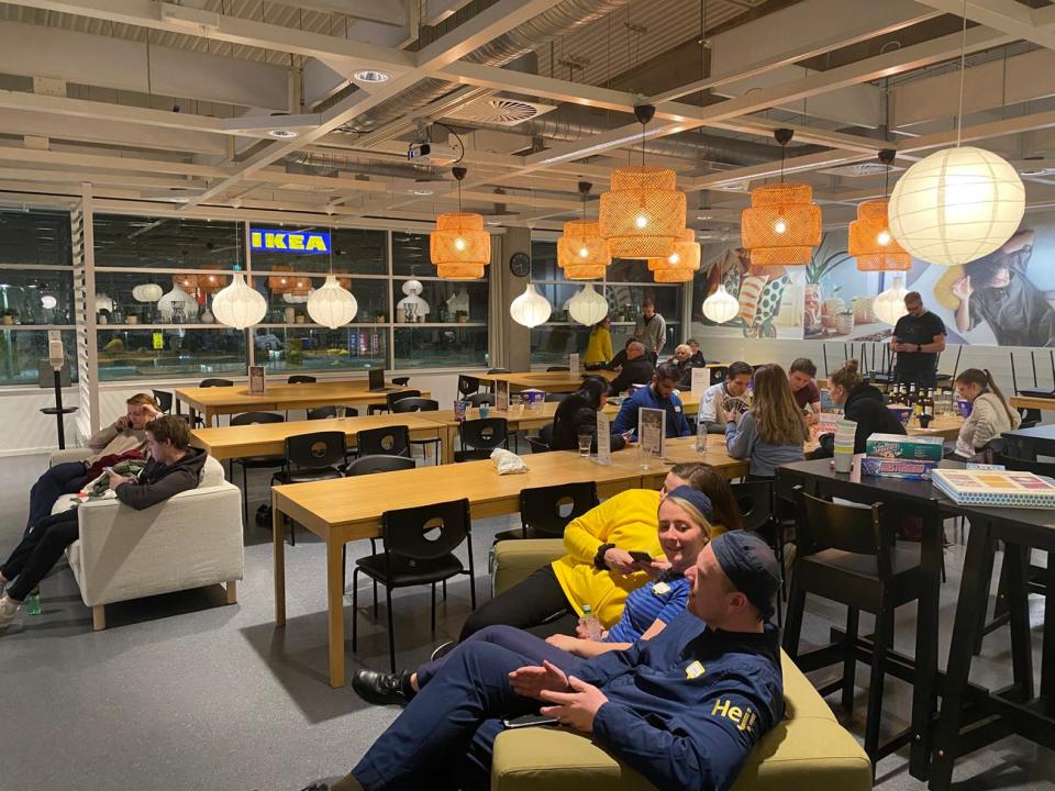Während des Schneesturms hängen Kunden und IKEA Mitarbeiter in der Cafeteria ab.