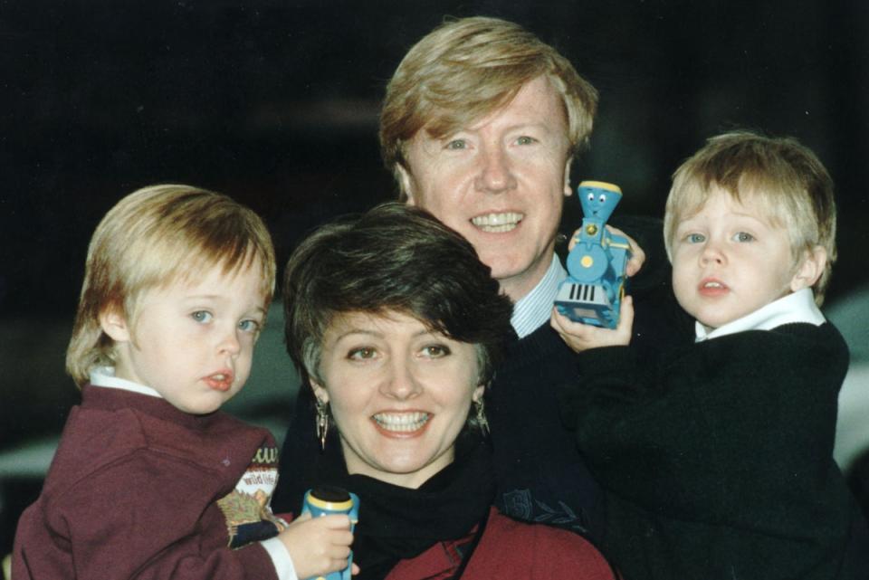 Anne Diamond and her husband Mike Hollingsworth with their sons Oliver and Jamie in 1998 (PA)