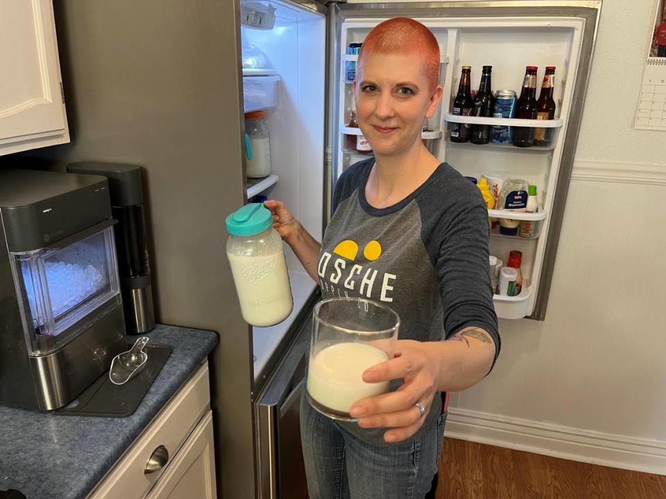 La granjera de Iowa, Stacy Wistock, ofrece una muestra de leche de cabra refrigerada y sin pasteurizar.