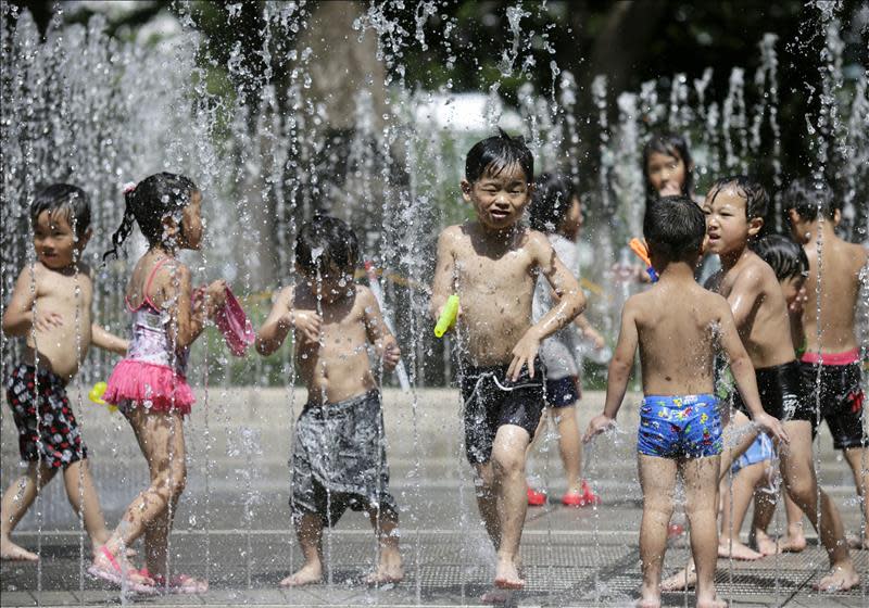 Las olas de calor podrían reducir la tasa de natalidad en las próximas décadas (EFE/Archivo)