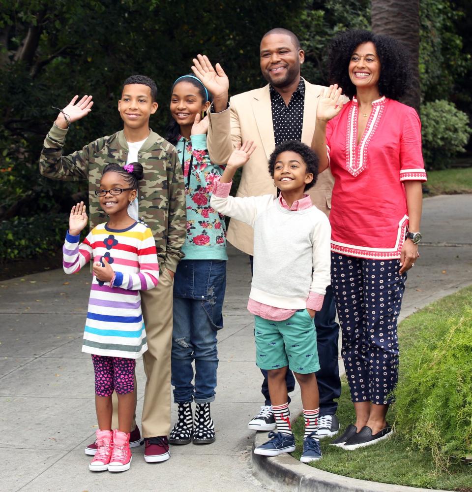 Marcus Scribner, Yara Shahidi, Anthony Anderson, Tracee Ellis Ross, Marsai Martin and Miles Brown in Black-ish