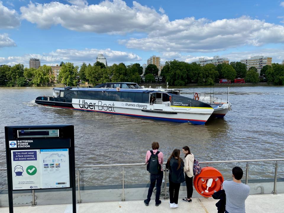 Uber Boat coming towards Battersea platform