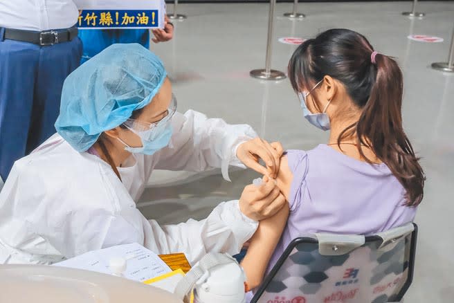 新竹縣托育人員接種疫苗施打率達90％，但保母反應一樣是照顧嬰幼兒，還打不到疫苗。（羅浚濱攝）