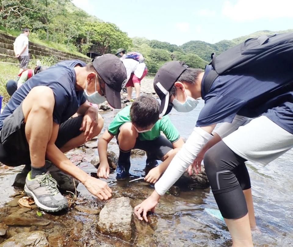 雙流自然教育中心將辦理兩梯次「鬥陣下水趣」主題活動，帶領民眾認識水生昆蟲。 （記者毛莉攝）