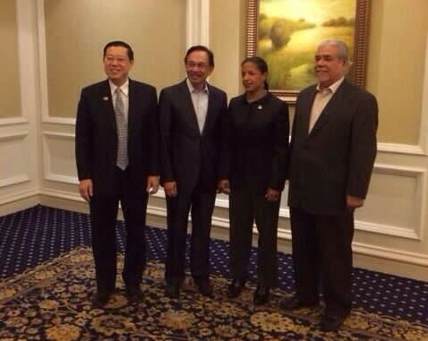 Susan Rice (2nd from right) poses with opposition leaders (from left) Lim Guan Eng, Datuk Seri Anwar Ibrahim and Mustafa Ali, this morning. – The Malaysian Insider pic, April 28, 2014.