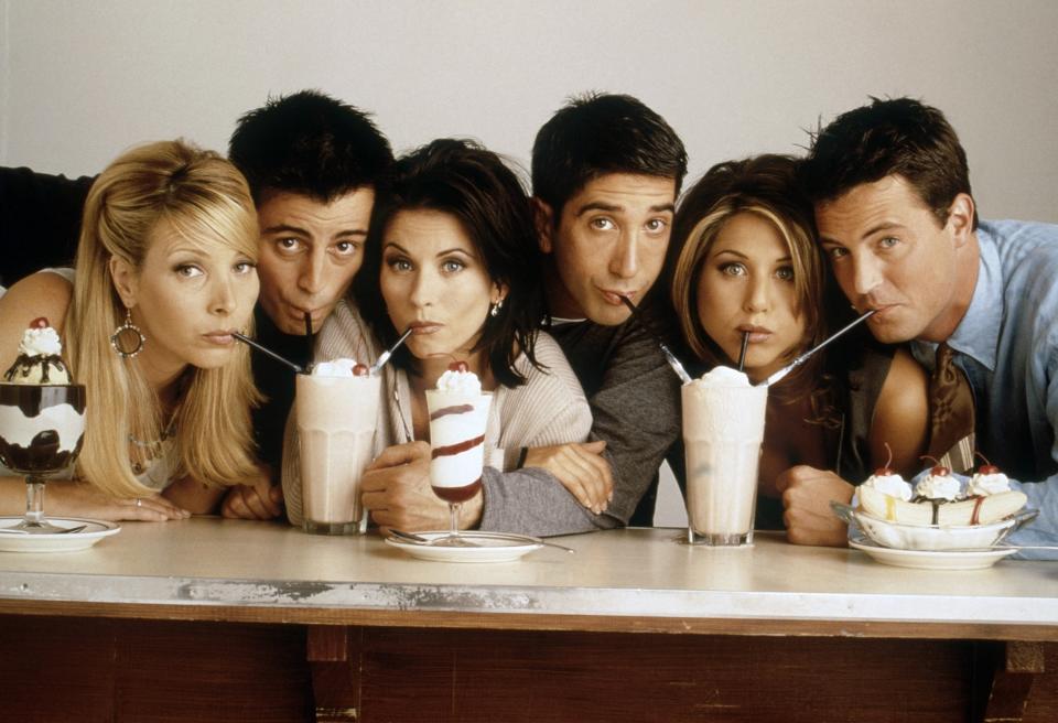 lisa kudrow matt leblanc courteney cox david schwimmer jennifer aniston and matthew perry sipping milkshakes