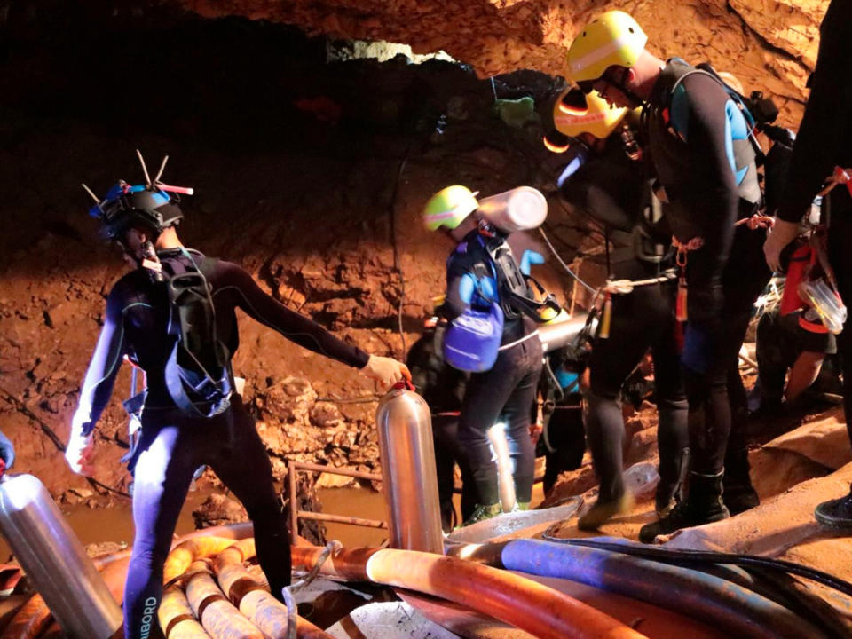 Helfer bahnen sich den Weg in die Höhle. (Bild-Copyright: ASSOCIATED PRESS)