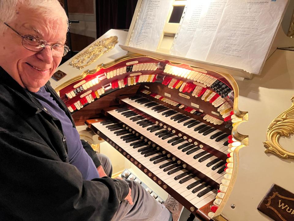 On Wurlitzer: Ed Wawrzynowicz.