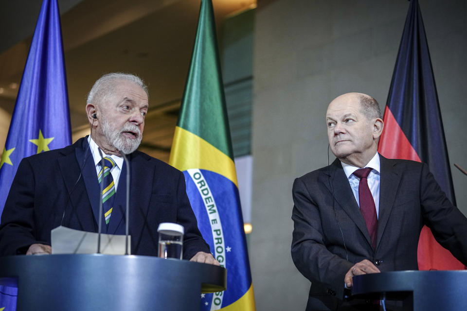 German Chancellor Olaf Scholz, right, and Luiz Inacio Lula da Silva, President of Brazil, hold a press conference at the Federal Chancellery on the occasion of the 2nd German-Brazilian intergovernmental consultations, in Berlin, Monday Dec. 4, 2023. (Kay Nietfeld/dpa via AP)