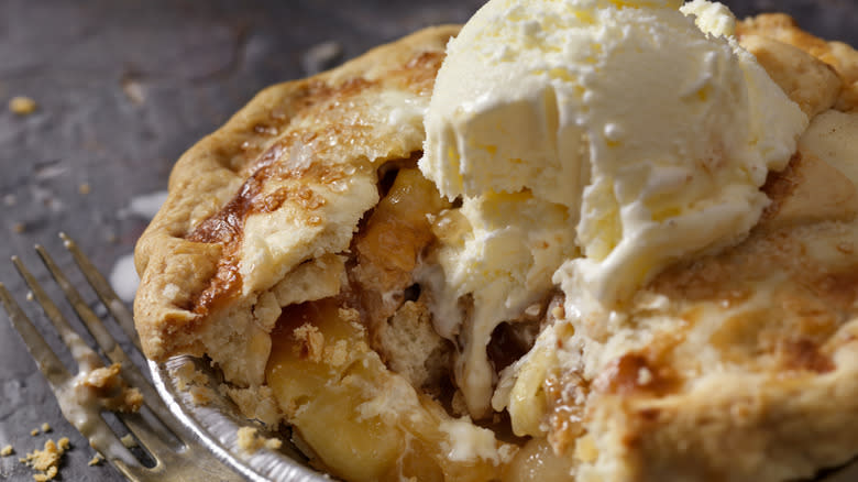 Apple pie with ice cream 