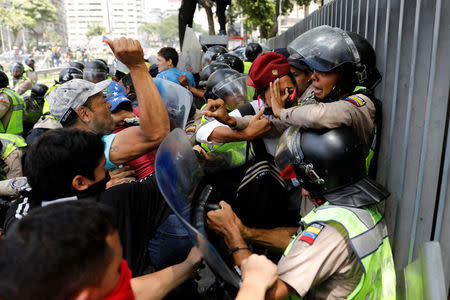 Demonstrators scuffle with security forces during an opposition rally in Caracas, Venezuela, April 4, 2017. REUTERS/Carlos Garcia Rawlins