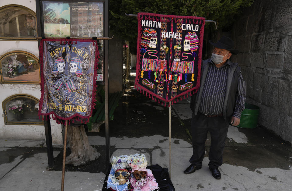 Una persona se para sobre cráneos humanos decorados para ser bendecidos por un sacerdote durante la fiesta anual de las ñatitas, una tradición que marca el final de la festividad católica de Todos los Santos, en el Cementerio General de La Paz, Bolivia, el martes 8 de noviembre de 2022. (AP Foto/Juan Karita)