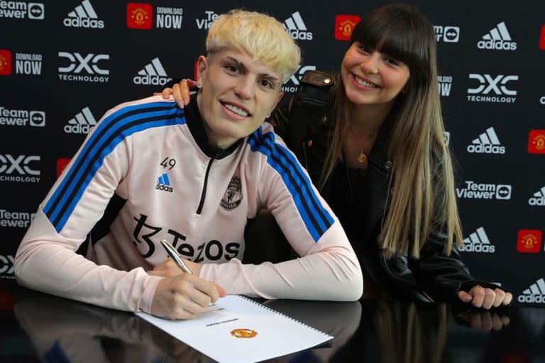 Sonríen para la foto: Eva García felicitó a Alejandro Garnacho por su nuevo contrato con el Manchester United