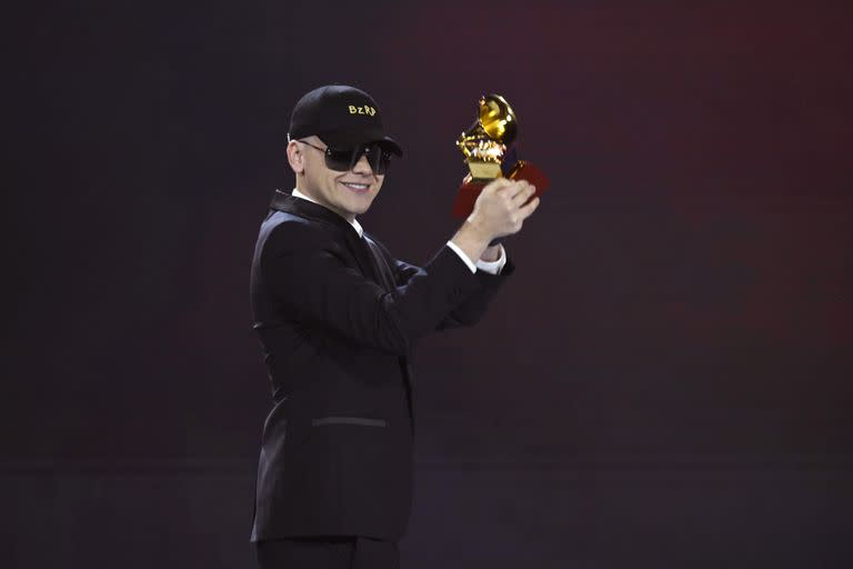 Bizarrap, muy elegante y con sus infaltables accesorios, alzó su primer Grammy por la sesión que realizó con Quevedo