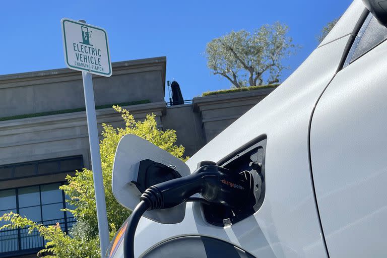 CORTE MADERA, CALIFORNIA - JUNE 27: An electric car charges at a mall parking lot on June 27, 2022 in Corte Madera, California. The average price for a new electric car has surged 22 percent in the past year as automakers like Tesla, GM and Ford seek to recoup commodity and logistics costs.   Justin Sullivan/Getty Images/AFP
== FOR NEWSPAPERS, INTERNET, TELCOS & TELEVISION USE ONLY ==