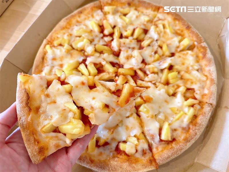 達美樂今年愚人節推出「氣死義大利人披薩」，3倍量的台灣金鑽鳳梨酸甜好吃。（圖／記者劉沛妘攝影）