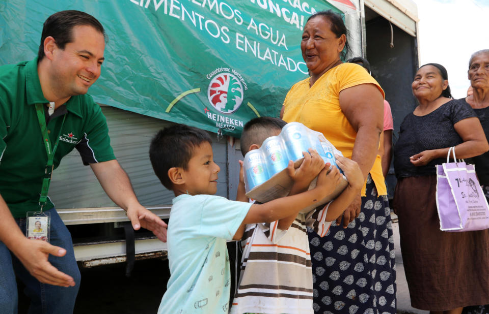 FOTOS: El día que las cervezas Tecate se cambiaron por agua para damnificados del sismo en México