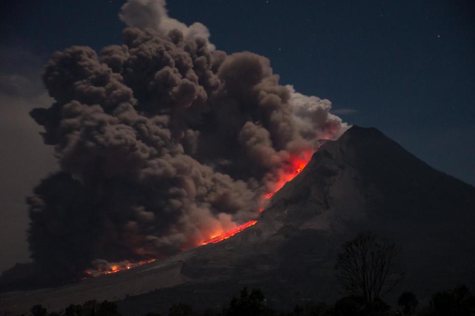 Mount Agung: Bali volcano erupts with flights cancelled due to thick ash spreading across island