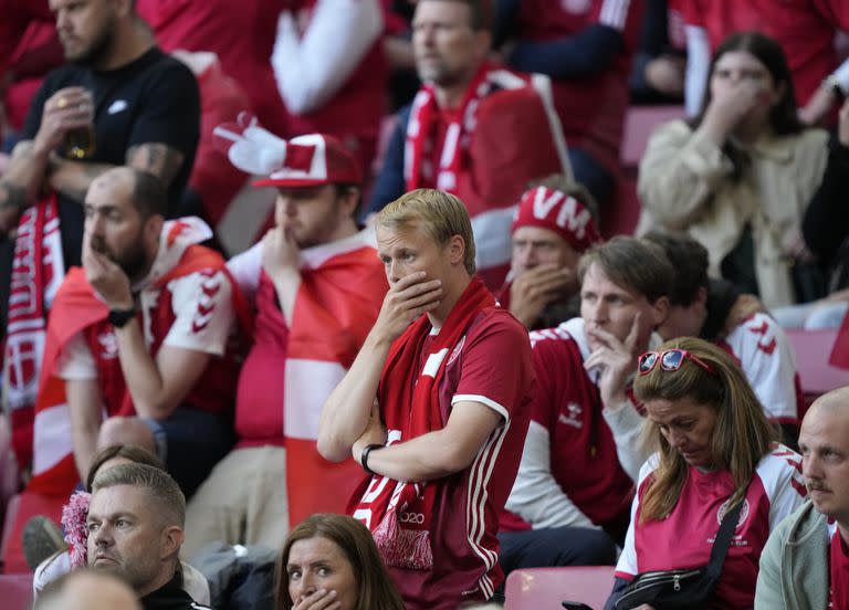 Los fanáticos de Dinamarca reaccionan cuando Christian Eriksen recibe atención médica después de colapsar durante el partido del grupo B del campeonato de fútbol de la Eurocopa