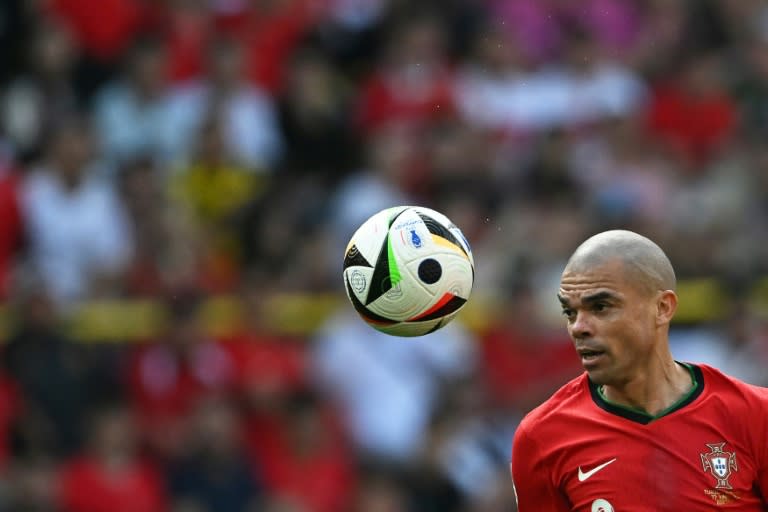 El defensa de Portugal Pepe, en acción en el partido de la Eurocopa de fútbol contra Turquía, el 22 de junio de 2024 en Dortmund, Alemania (Patricia de Melo Moreira)