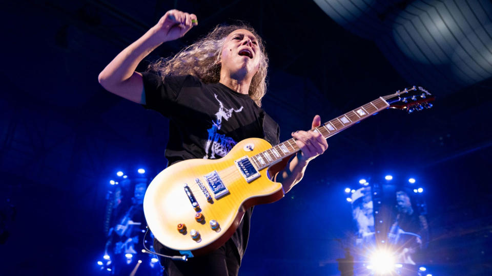 Kirk Hammett plays the Epiphone Greeny Les Paul onstage