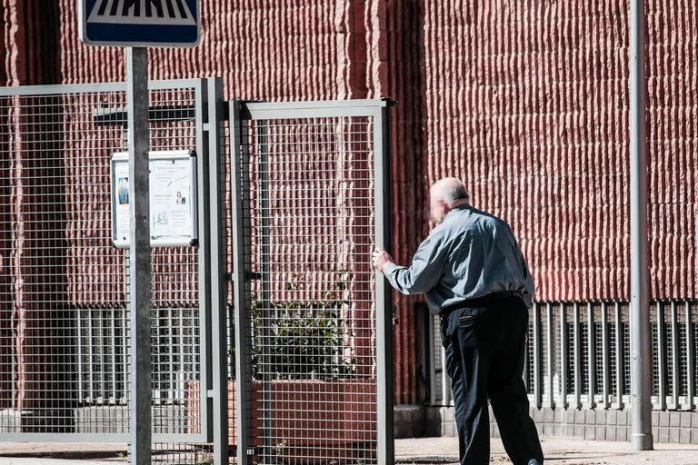 El sacerdote acusado, en la puerta de la parroquia de Vicálvaro donde ha estado hasta el mes de abril, cuando fue apartado tras una denuncia de abusos