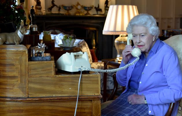 A handout photograph made available by Buckingham Palace shows Britain's Queen Elizabeth II speaking to British Prime Minister Boris Johnson during their weekly audience from Windsor Castle, Windsor, Britain 25 March 2020. ANSA/BUCKINGHAM PALACE/HANDOUT This image is for Editorial use purposes only. The Image can not be used for advertising or commercial use. The Image can not be altered in any form. Credit should read Buckingham Palace/Crown Copyright. HANDOUT EDITORIAL USE ONLY/NO SALES (Photo: BUCKINGHAM PALACEEPA)