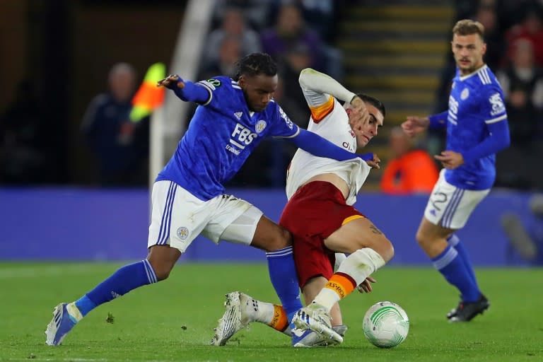 Gianluca Mancini (C) scraps with Ademola Lookman during Leicester City's 1-1 draw with Roma in their Europa Conference League semi-final first leg (AFP/Geoff Caddick)