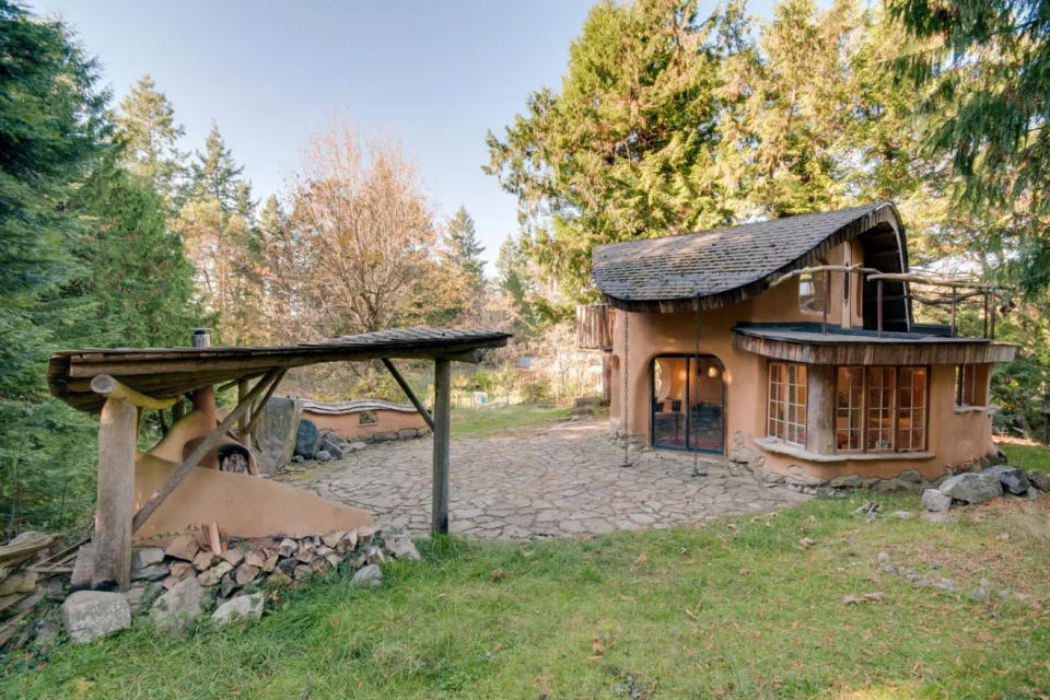 <p>Holz, Stein und Lehm, daraus besteht das Cob Cottage auf Mayne Island. Lehmhäuser bieten eine ganz besonders gute Wohnqualität. Im Sommer ist es schön kühl, im Winter wird überschüssige Feuchtigkeit einfach nach außen durchgelassen, so dass ein perfektes Raumklima entsteht. </p>