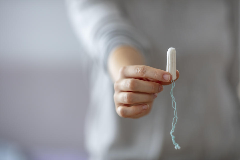 Para prevenir el SST se debe cambia el grado de absorción del tampón según el flujo menstrual, usando un tampón con un grado de absorción distinto según el momento en que te encuentres. (Foto: Getty)