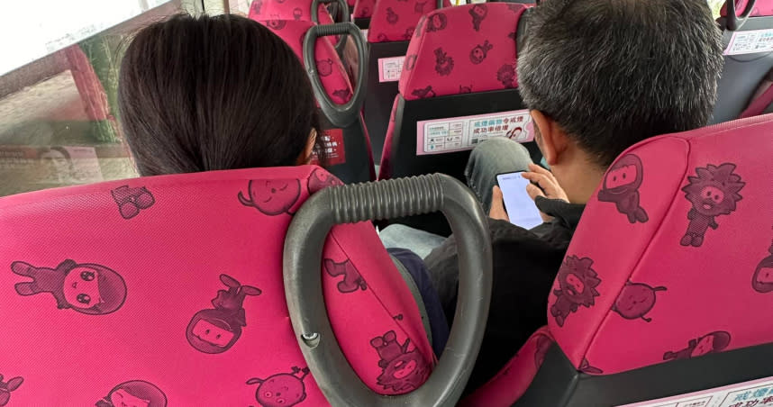 網友抱怨公車上有對夫妻在看抖音，卻不將音量調低。（圖／翻攝臉書／西環變幻時）