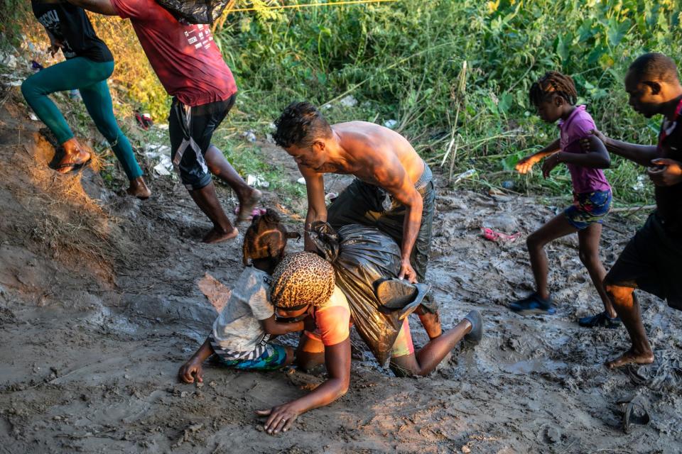 <p>Mujeres y niños han tenido que caminar largos trechos intentando llegar a suelo estadounidense. </p>