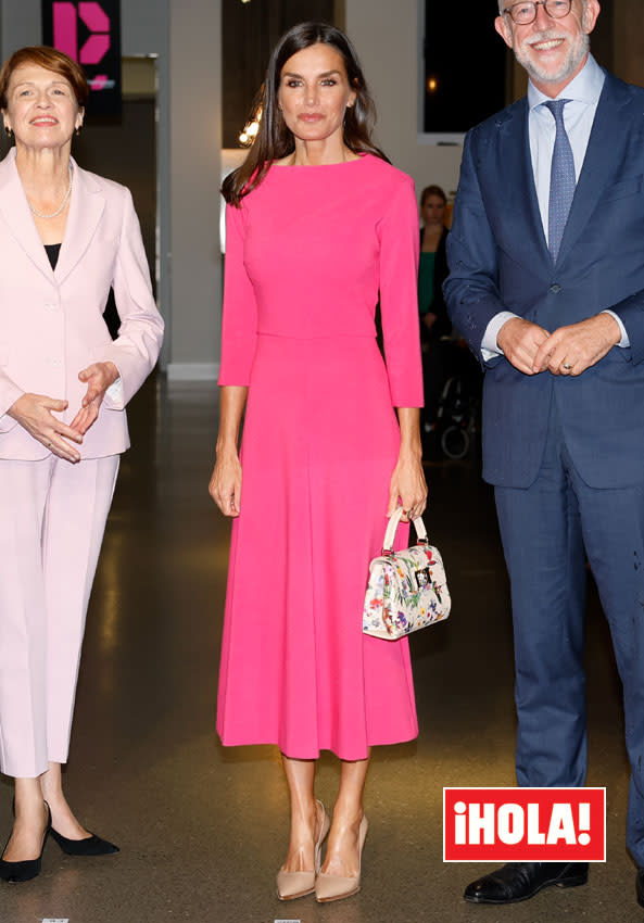 Reina Letizia vestido fucsia bolso flores