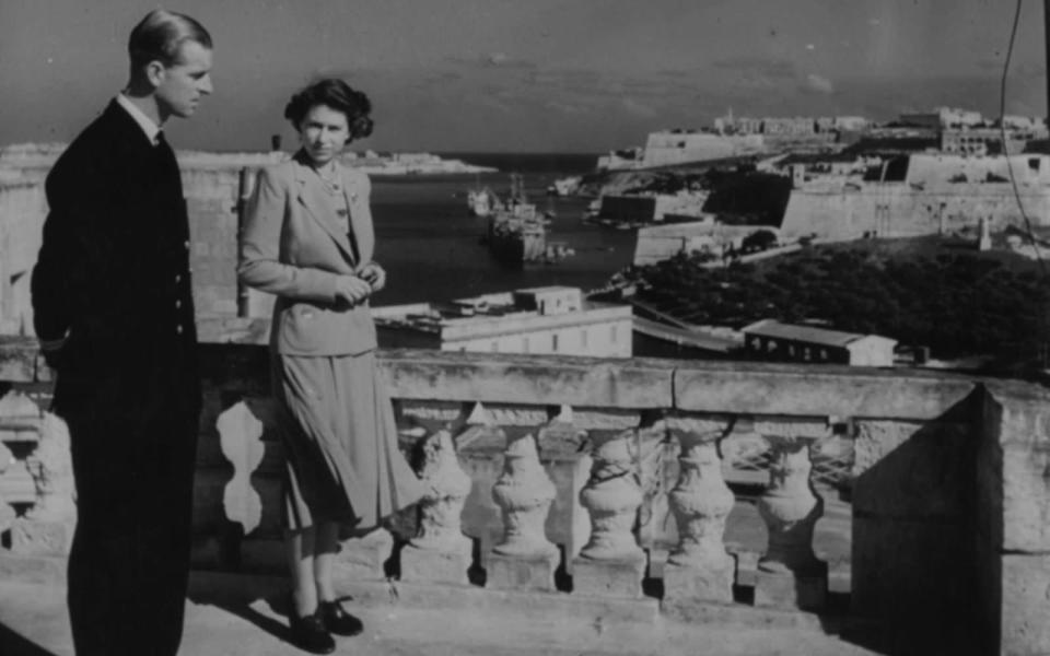 <p>Als Angehöriger der britischen Kriegsmarine war Prinz Philip zwischen 1949 und 1951 auf Malta stationiert, in dieser Zeit lebten er und Prinzessin Elizabeth zeitweise ohne ihre Kinder auf der Mittelmeer-Insel. (Bild: Paul Popper/Popperfoto via Getty Images/Getty Images)</p> 