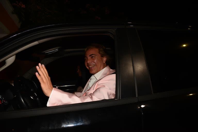 Cristian Castro llegó muy elegante con un saco rosa, y acompañado de su pareja, Mariela Sánchez: “Tenemos algo muy específico, muy especial, pensando siempre en ella y que quede para siempre. Fue idea de Mariela, que es increíble