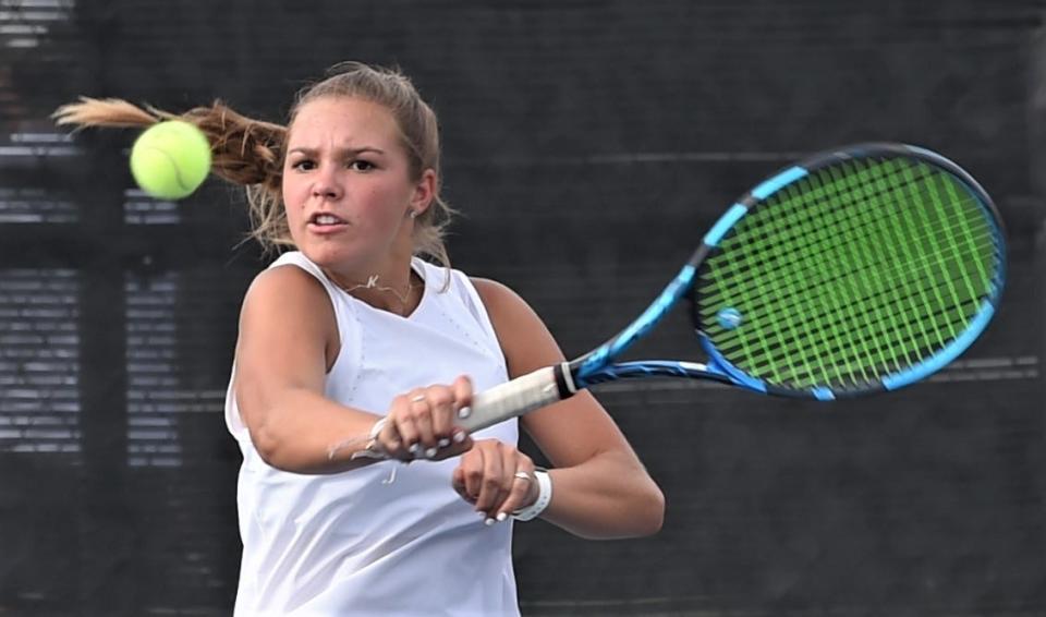 Wall's Kymbree Hirt watches her return shot to Wylie's Mia Amor Martinez during their girls singles match Tuesday, Aug. 22, 2023, at Wylie High School. Wall beat the Bulldogs' JV 17-2.