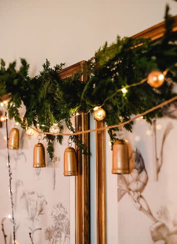 <p><a href="https://www.cottageonbunkerhill.com/christmas-decorating-with-neutrals-metallics/" data-component="link" data-source="inlineLink" data-type="externalLink" data-ordinal="1" rel="nofollow">Cottage on Bunker Hill</a></p>